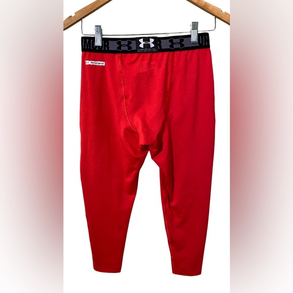 Under Armour: Red and Black HeatGear Compression Cropped Leggings - Picture 3 of 15